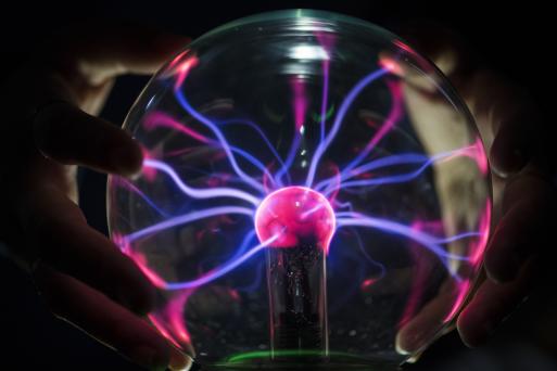 Closeup of a plasma globe in the darkness - Image by rawpixel.com on Freepik